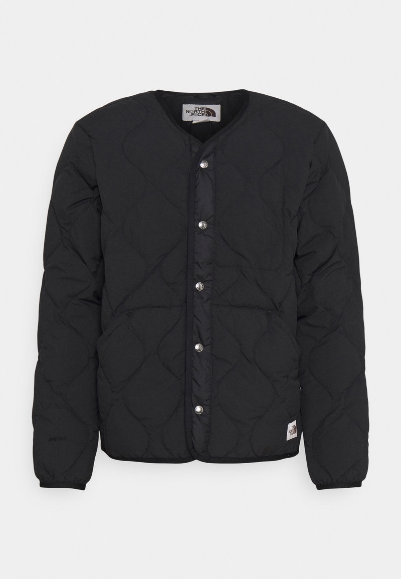 Veste matelassée noire avec un col rond, des boutons-pression à l'avant et des poches latérales. Présente une étiquette logo à l'ourlet et des poignets côtelés.