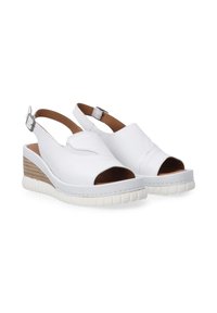 Weiße Lederwedge-Sandalen mit offenem Zeh und Ferse, mit einem Slingback-Riemen und einer strukturierten Kork-ähnlichen Wedge. Dicke weiße Gummisohle.