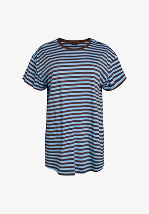 Lühikeste varrukatega t-särk, millel on horisontaalsed pruunid ja helesinised triibud ning ümmargune kaelus.