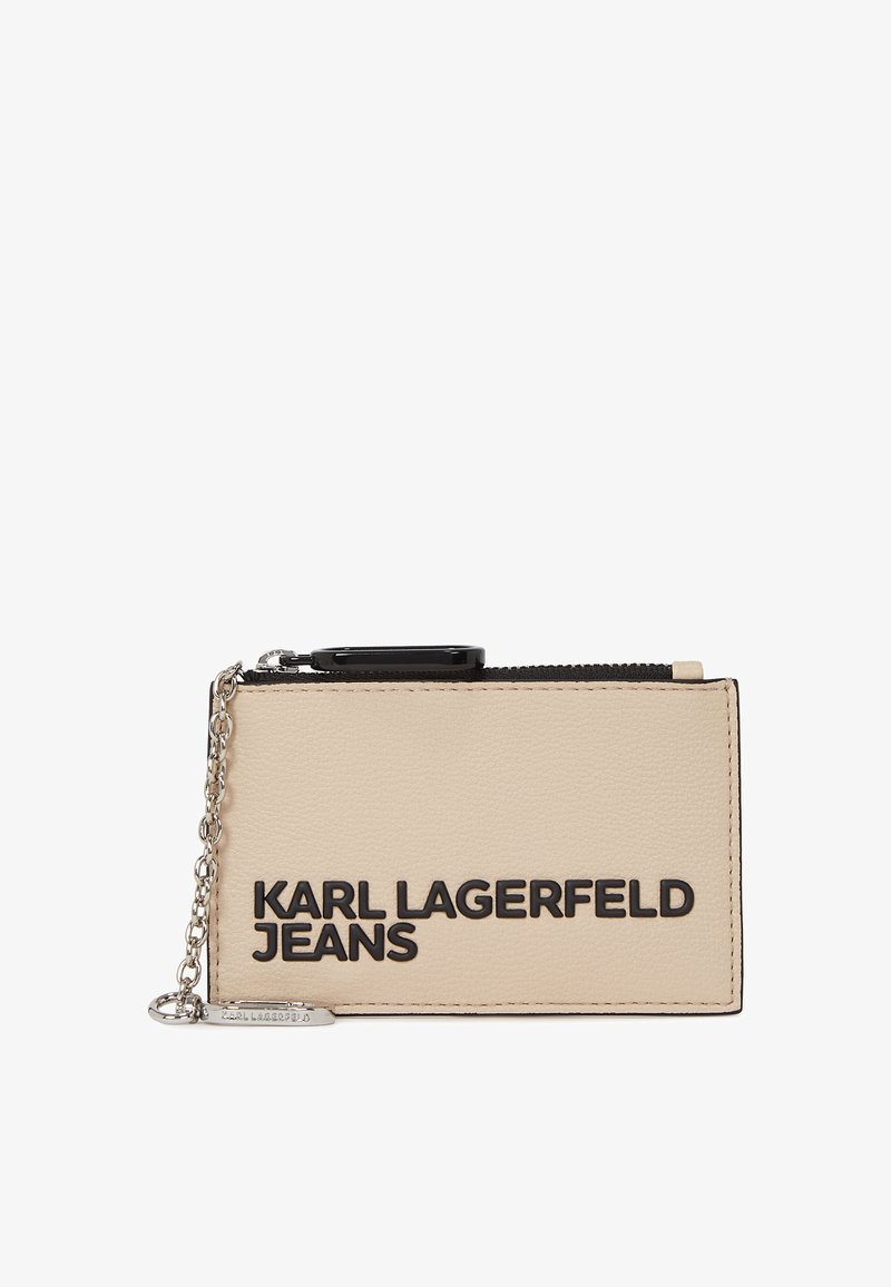 Bežinis odinis kortelių laikiklis su juodu reljefiniu tekstu "KARL LAGERFELD JEANS", su užtrauktuku, grandinėle ir lygiu paviršiumi.