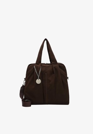 Borsa tote in tessuto marrone scuro con due manici, tracolla removibile, dettaglio con cerniera verticale e targhetta rotonda argentata su catena.