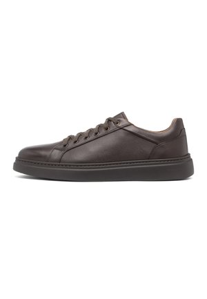 Ciemnobrązowy niski skórzany sneaker z okrągłym noskiem, wiązaniem na sznurówki i grubą gumową podeszwą, pokazany z boku na białym tle.