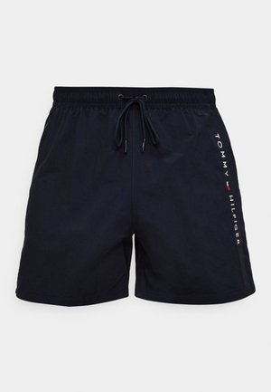 Diepblauwe zwembroek van sneldrogende stof, voorzien van een elastische tailleband met aantrekkoord en een bedrukt logo aan de zijkant.