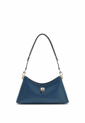 Sac bandoulière en cuir texturé bleu avec ferrures dorées et un logo triangulaire Guess sur le devant.
