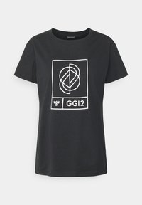 Czarna koszulka z krótkim rękawem z białym geometrycznym wzorem, ikoną pszczoły i tekstem "GGI 2" wyśrodkowanym z przodu.