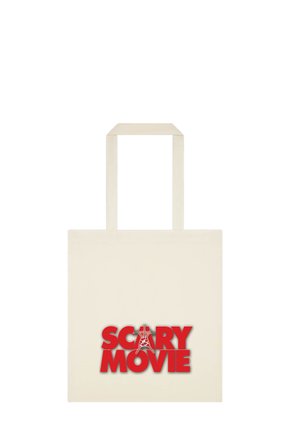 Beżowa torba typu tote z czerwoną, pogrubioną napis „SCARY MOVIE” oraz popękaną literą „A” na środku z przodu.