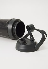 Zwarte geïsoleerde waterfles met een textuurgrip, schroefdop en een afneembare dop met een handvat en tuit voor gemakkelijk drinken.