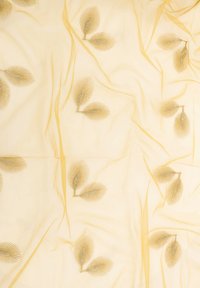 Tessuto beige chiaro con delicati ricami a foglia dorata. Texture trasparente con morbidi drappeggi, caratterizzato da diversi modelli di foglie.