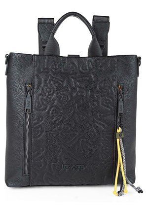 Mochila de cuero negro con patrón texturizado, dos cremalleras laterales, asas superiores dobles y correas ajustables. Presenta el logotipo y cordones de colorido acento.