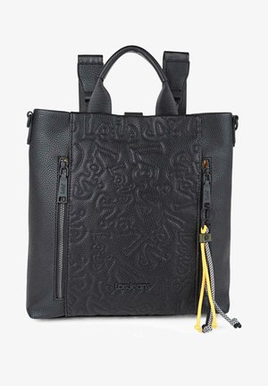 Mochila de cuero negro con patrón texturizado, dos cremalleras laterales, asas superiores dobles y correas ajustables. Presenta el logotipo y cordones de colorido acento.