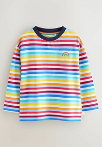T-shirt a maniche lunghe multicolore con strisce orizzontali blu, rosse, arancioni, gialle e verdi, con un piccolo ricamo di arcobaleno sul petto.