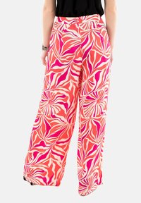 Pantalones de pierna ancha fluidos con un patrón abstracto en tonos rosa y coral. Fabricados con un tejido ligero y de textura suave, y con una cintura alta.