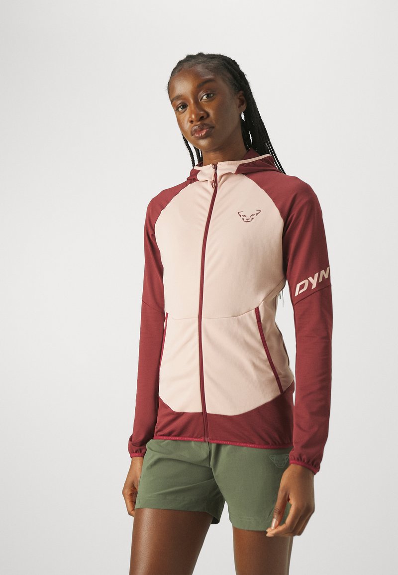 Leichte, körperbetonte Kapuzenjacke in Bordeauxrot und Blassrosa, mit Reißverschluss, Kapuze und Raglanärmeln. Mit Logo auf der Brust und "DYN" auf dem Ärmel.