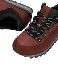 Scarpe da trekking in suede rosso con dettagli in mesh neri, dotate di lacci bianchi e neri, suole in gomma e occhielli in metallo per una maggiore durata.