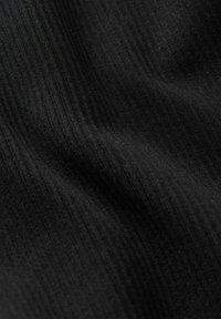 Tissu côtelé noir avec une texture douce, présentant des lignes verticales subtiles et de douces ondulations, suggérant une élasticité et un confort.