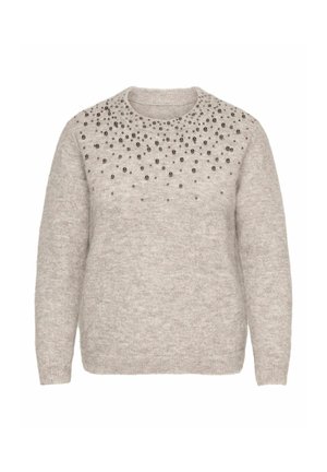 Pull gris clair doux avec manches longues et col rond, décoré de petites perles foncées dispersées sur le haut de la poitrine et les épaules.