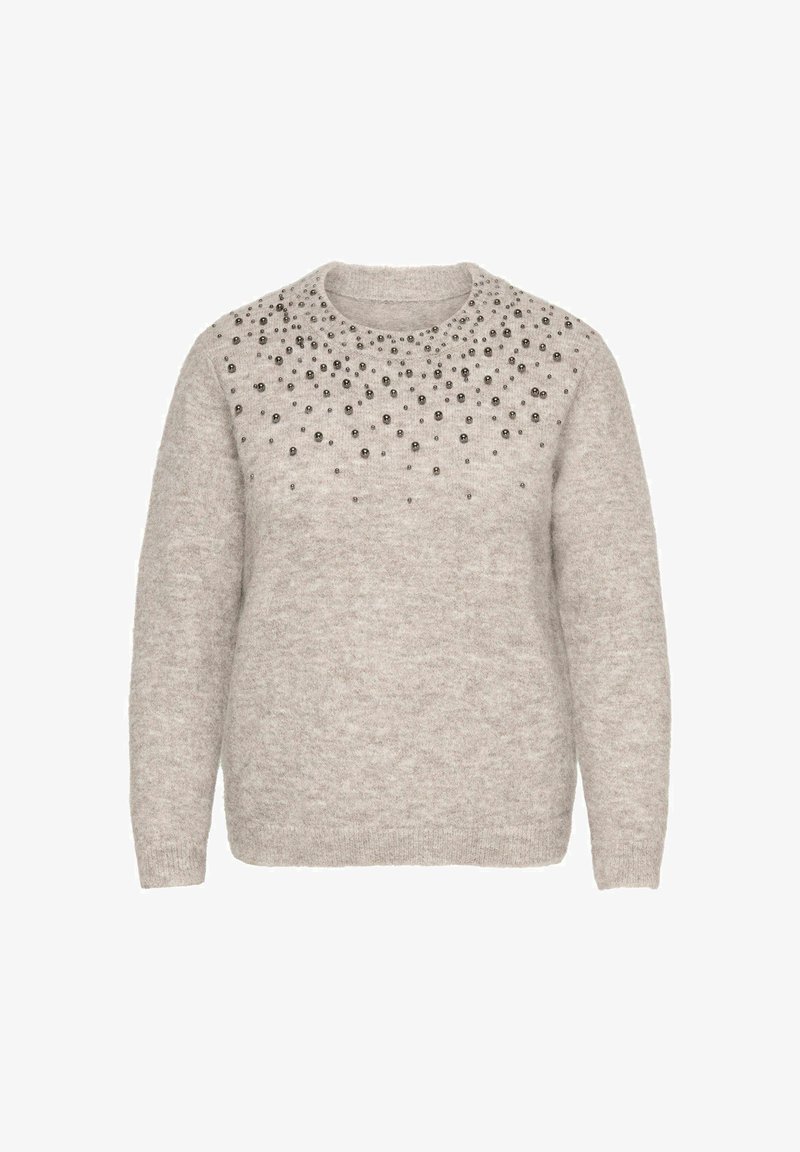 Pull gris clair doux avec manches longues et col rond, décoré de petites perles foncées dispersées sur le haut de la poitrine et les épaules.
