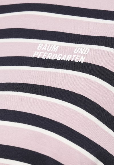 Ribaga puuvillane T-särk, millel on horisontaalsed triibud helesinisest, tumepunast ja valgest ning millel on valge trükk "BAUM UND PEERDGARTEN".