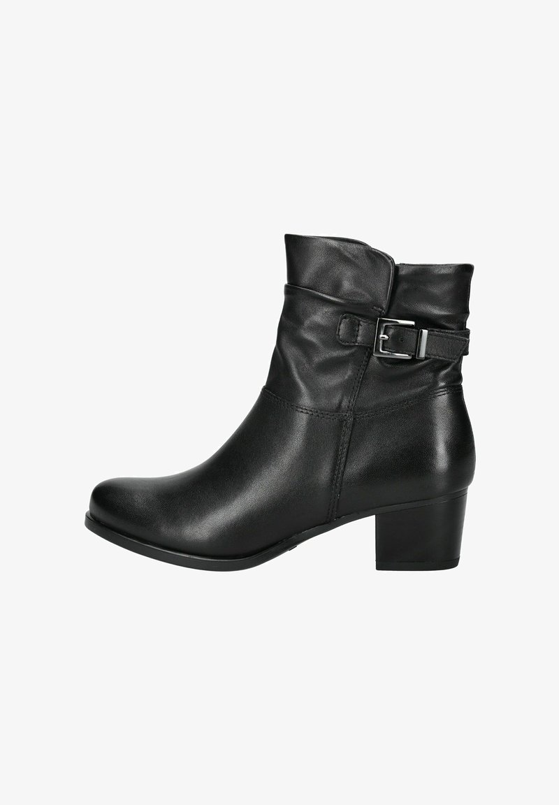 Botín negro de cuero con tacón bajo en bloque y hebilla decorativa lateral, acabado liso y parte superior ligeramente arrugada.
