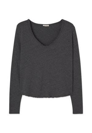 Tmavě šedé crop top s dlouhými rukávy, širokým výstřihem do oblouku a neupraveným okrajem na lemu a manžetách rukávů.