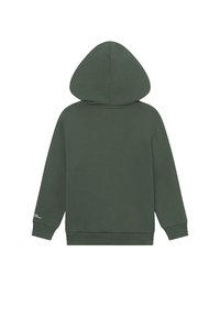 Grønn hettegenser med stor hette, lange ermer og ribbestrikkede mansjetter. Materialet ser mykt og strukturert ut, med en liten logo på ermet.