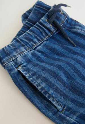 Blaue Denim-Shorts mit einem strukturierten Streifenmuster, elastischem Bund mit Kordelzug und kontrastierendem gelben Stich auf den Taschen.