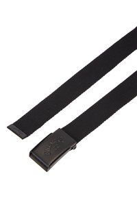 Cinturón de tela trenzada negra con una hebilla de plástico plana grabada con letras. La correa tiene textura y presenta bordes limpios.