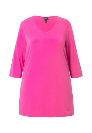Chemise rose vif à col en V avec manches trois-quarts, coupe ample, et une petite étiquette noire au niveau du col.