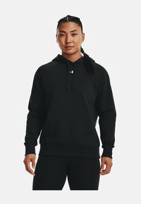 Sweatshirt noir à capuche avec une poche frontale, un cordon de serrage et des manches raglan. Présente un petit logo sur la poitrine et une texture douce.