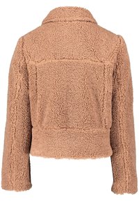 Vista posteriore di un cappotto teddy corto, tan e soffice, con un ampio colletto e maniche lunghe.