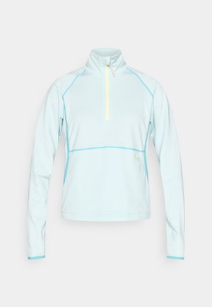 Bluza z długim rękawem w jasnoniebieskim kolorze, z półzamkiem przy kołnierzu, ozdobiona kontrastowymi aqua przeszyciami i subtelną fakturą.