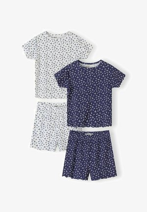 Deux ensembles de pyjamas courts pour enfants, un blanc avec des motifs bleu marine et un bleu marine avec des motifs blancs, tous deux avec des manches courtes et des shorts à taille élastique.