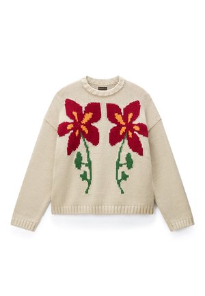 Maglione beige lavorato a maglia con due grandi fiori rossi con centri gialli e steli verdi sul davanti, maniche lunghe e bordi a coste.