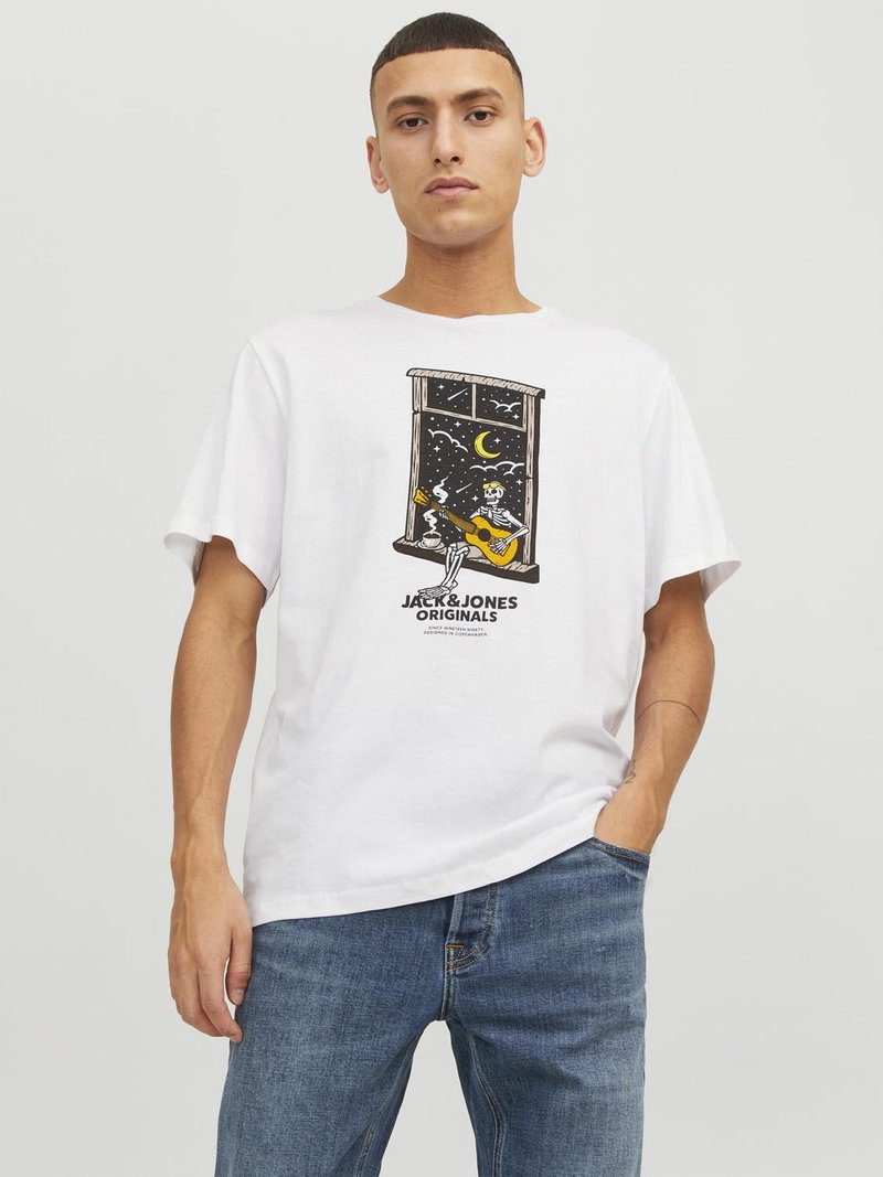 Camiseta de algodón blanca con un gráfico de un esqueleto tocando la guitarra junto a una ventana de noche, con el texto "JACK & JONES ORIGINALS" debajo.