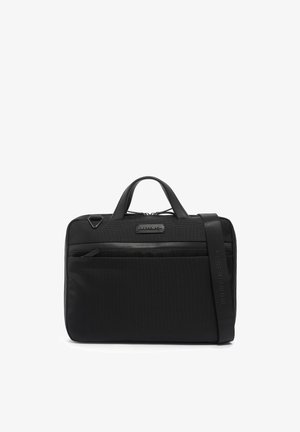 Zwarte, gestructureerde aktetas met handvatten, voorvak met ritssluiting en verstelbare schouderband, ontworpen voor professioneel gebruik.