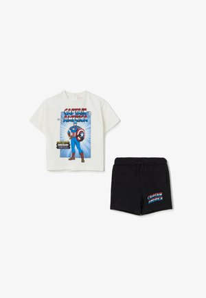 Camiseta blanca de manga corta con gráfico de Capitán América, combinada con pantalones cortos negros que presentan un logotipo a juego, ambos hechos de un suave material de algodón.