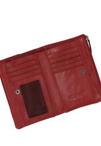 Rød læderpung med flere kortlommer, en gennemsigtig ID-lomme og lukkemekanisme med trykknap. Bemærkelsesværdig prægning af logoet.
