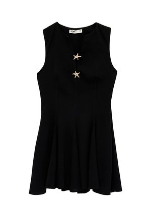 Czarna sukienka bez rękawów z rozszerzaną spódnicą i dwoma złotymi guzikami w kształcie rozgwiazdy na przodzie w pobliżu dekoltu.