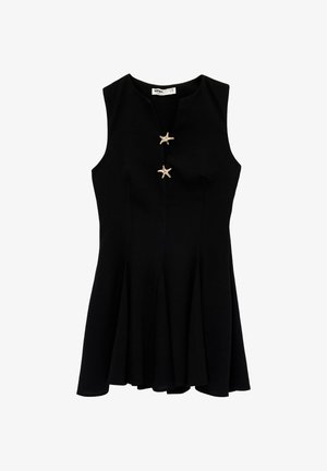Czarna sukienka bez rękawów z rozszerzaną spódnicą i dwoma złotymi guzikami w kształcie rozgwiazdy na przodzie w pobliżu dekoltu.
