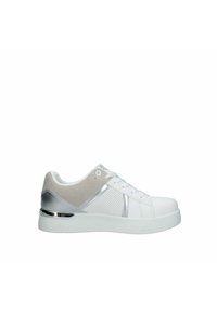 Sneaker bianco con parte anteriore in pelle liscia, lati in rete, dettagli argentati, tallone testurizzato e suola bianca spessa. I lacci sono standard.