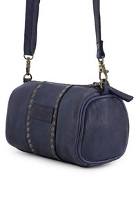 Navyfarbige Leder-Crossbody-Tasche mit runder Form, verziert mit metallischen Nieten entlang der Naht und einem Reißverschluss, einem verstellbaren Trageriemen und einem Logo-Patch.