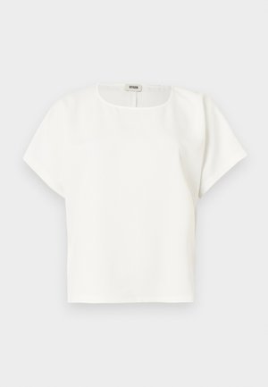 Weißes kurzes Oberteil aus glattem Stoff. Mit kurzen Ärmeln und weitem, rundem Ausschnitt. Schlichtes Design ohne sichtbare Muster oder Verzierungen.