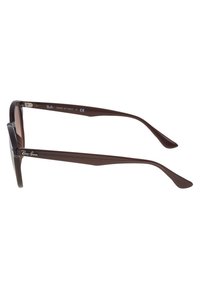 Ochelari de soare Ray-Ban de culoare maro, cu un finisaj lucios, lentile rectangulare și temple drepte cu o marcaj subtil pe lateral.