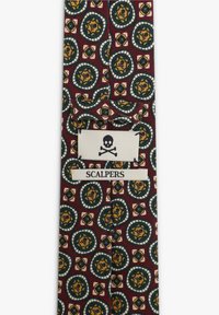 Corbata con un fondo burdeos, que presenta diseños circulares en verde, amarillo y blanco. Incluye una etiqueta blanca con la inscripción "SCALPERS" y un gráfico de calavera.