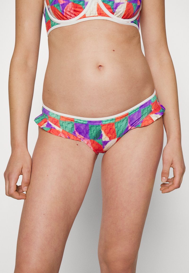 Conjunto de bikini com um padrão escamoso colorido em tons vibrantes de laranja, roxo e verde; tecido texturizado com detalhes em babados na parte inferior.