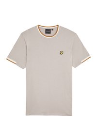 Camiseta de manga corta beige con cuello redondo, puños en blanco y naranja contrastantes, y un pequeño logotipo bordado de un pájaro amarillo en el pecho.