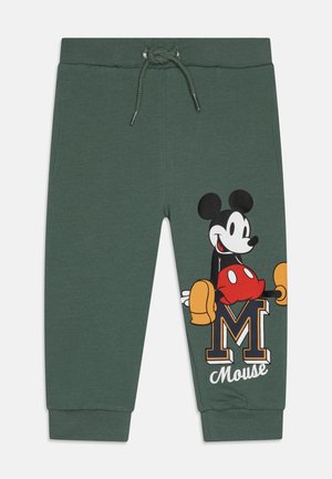 Groene katoenen sweatpants met een grafisch ontwerp van Mickey Mouse en de letter "M" in bold kleuren. Touwtje in de taille en geribde manchetten.