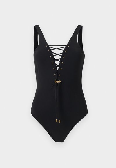 Μαύρο ολόσωμο μαγιό με φαρδιές τιράντες, δαντελωτό μπροστινό σχέδιο με κορδόνι και χρυσούς κρίκους και άκρα κορδονιών σε λευκό φόντο.