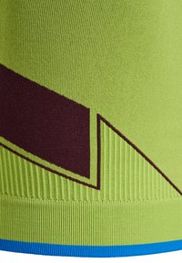 Groen geribd gebreid stof met een diagonale donkerbruine geometrische vorm en een dunne blauwe zoom aan de onderkant.