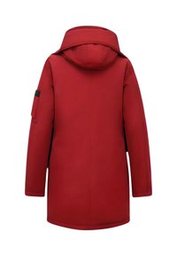 Rode winterparka met capuchon, lange mouwen en een rechthoekig zakje op de linkerarm, gezien van achteren tegen een witte achtergrond.